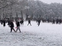 V januári si dopriali stovky ľudí guľovačku v parku v Leedse. V januári si dopriali stovky ľudí guľovačku v parku v Leedse.