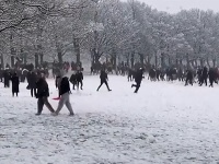 V januári si dopriali stovky ľudí guľovačku v parku v Leedse.