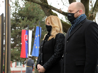 Prezidentka Zuzana Čaputová a minister obrany Jaroslav Naď pri pamätníku obetiam