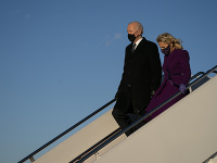 Budúci prezident Spojených štátov Joe Biden pricestoval do hlavného mesta Washington. Na snímke s manželkou Jill. Budúci prezident Spojených štátov Joe Biden pricestoval do hlavného mesta Washington. Na snímke s manželkou Jill.