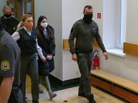 Na snímke uprostred 17-ročná Judita prichádza na Okresný súd SR v Žiline Na snímke uprostred 17-ročná Judita prichádza na Okresný súd SR v Žiline