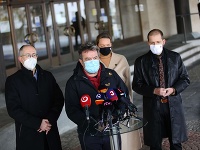 Poslanci sa na tlačovej konferencii predviedli v zvláštnych outfitoch. Poslanci sa na tlačovej konferencii predviedli v zvláštnych outfitoch.