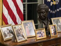 Nový americký prezident Joe Biden vymenil busty v Oválnej pracovni Bieleho domu. Do svojej kancelárie priniesol napríklad bustu hispánského bojovníka za práva Latinskoameričanov Cesara Chaveza.