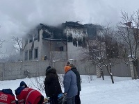 Dym stúpa z horiaceho súkromného domova pre seniorov v ukrajinskom meste Charkov Dym stúpa z horiaceho súkromného domova pre seniorov v ukrajinskom meste Charkov