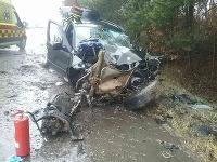 Pri Lutile narazilo auto do stromu Pri Lutile narazilo auto do stromu