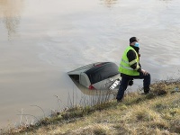 Z derivačného kanála vytiahli osobné auto s mŕtvym mužom Z derivačného kanála vytiahli osobné auto s mŕtvym mužom