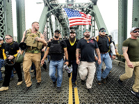 Na archívnej snímke zo 17. augusta 2019 členovia ultranacionalistického pravicového zoskupenia Proud Boys (Hrdí chlapci), vrátane organizátora Joea Biggsa (tretí sprava). Na archívnej snímke zo 17. augusta 2019 členovia ultranacionalistického pravicového zoskupenia Proud Boys (Hrdí chlapci), vrátane organizátora Joea Biggsa (tretí sprava).