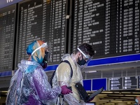 Ľudia na letisku v nemeckom Frankfurte Ľudia na letisku v nemeckom Frankfurte