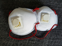 Respirátor FFP3 s ventilom. Existuje viacero druhov s rôzne umiestnenými ventilmi. 