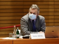 Poslanec Ondrej Dostál pri verejnom vypočúvaní ako člen komisie