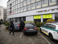 Národná kriminálna agentúra (NAKA) zasahuje v objekte bratislavského hotela Aston, kde sídli spoločnosť Taper, rodinný podnik bývalého ministra hospodárstva Petra Žigu