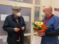 Milan Lasica dostal od personálu nemocnice kvety k narodeninám. Milan Lasica dostal od personálu nemocnice kvety k narodeninám.
