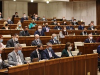 Parlament pokračuje v schvaľovaní PVV. Vláda si ho opäť nechala na poslednú chvíľu. Parlament pokračuje v schvaľovaní PVV. Vláda si ho opäť nechala na poslednú chvíľu.