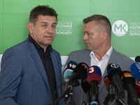 Na snímke predsedovia strán zľava László Sólymos (Most-Híd), Krisztián Forró (Strana maďarskej komunity). Na snímke predsedovia strán zľava László Sólymos (Most-Híd), Krisztián Forró (Strana maďarskej komunity).