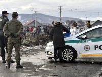 Na dodržiavanie karantény v rómskej osade v obci Sačurov dohliadajú od štvrtka rána policajti i vojaci