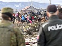 Na dodržiavanie karantény v rómskej osade v obci Sačurov dohliadajú od štvrtka rána policajti i vojaci Na dodržiavanie karantény v rómskej osade v obci Sačurov dohliadajú od štvrtka rána policajti i vojaci