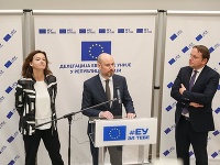 Zľava europoslankyňa Tanja Fajon, Vladimír Bilčík a eurokomisár Olivér Várhelyi v Srbsku.