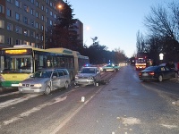 Opitý vodič narazil v Košiciach do dvoch áut a zábradlia