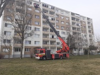 Na Košickej ulici v Komárne horí byt na šiestom podlaží