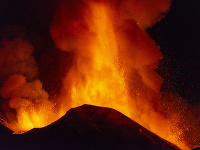 Sopka Etna opäť chrlila lávu a popol