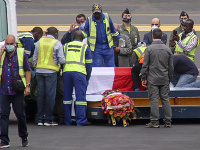 Na snímke rakvy s telami talianskeho veľvyslanca v KDR Luca Attanasia a dôstojníka karabinierov Vittoria Iacovacciho