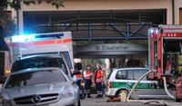 Polícia a hasiči zasahujúci v Nemocnici Svätej Alžbety