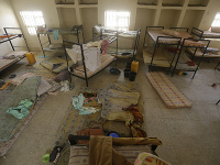 Internátna izba s osobnými vecami unesených školáčok v dedine Jangebe v severozápadnej časti Nigérie