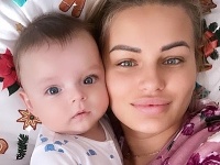 Eva Zelníková Strážnická so synčekom. Eva Zelníková Strážnická so synčekom.