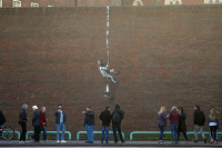 Banksy potvrdil, že je autorom diela na múre bývalej väznice
Banksy potvrdil, že je autorom diela na múre bývalej väznice