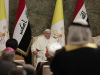 Pápež František na  stretnutí s vládnymi a spoločenskými predstaviteľmi v prezidentskom paláci v Bagdade.