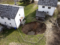 Takýchto prepadlín sa objavilo okolo 100. Takýchto prepadlín sa objavilo okolo 100.
