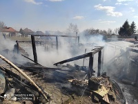 Hasiči zo Šurian a z Nových Zámkov momentálne zasahujú pri požiari fóliovníka v obci Bánov v okrese Nové Zámky. 