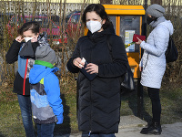 Žena s respirátorom na zastávke MHD v Prešove