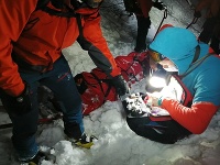 Pod Pekelníkom strhla lavína dvoch peších turistov