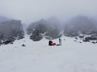 Lavína vo Vysokých Tatrách zasypala troch skialpinistov, ktorí vystupovali žľabom z Mlynickej doliny smerom na Predné Solisko.