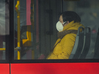 Cestujúca s respirátorom sedí v MHD v Prešove Cestujúca s respirátorom sedí v MHD v Prešove