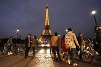 Zvedaví turisti v okolí Eiffelovky