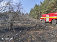Požiar pri obci Mužla hasia desiatky hasičov