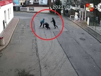 Útočníka spacifikovali muži zákona. Útočníka spacifikovali muži zákona.