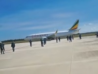 Pilot si svoj omyl spočiatku ani nevšimol. Pilot si svoj omyl spočiatku ani nevšimol.