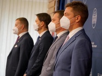 Za svoje obleky to páni politici od odborníčky poriadne schytali. Takto sa chodí do práce? Za svoje obleky to páni politici od odborníčky poriadne schytali. Takto sa chodí do práce?