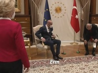 Pokým sa páni usadili, von der Leyenovú nechali bezradne stáť. Pokým sa páni usadili, von der Leyenovú nechali bezradne stáť.