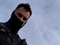Policajt mal Ivorovi nadávať a bol vulgárny. Policajt mal Ivorovi nadávať a bol vulgárny.