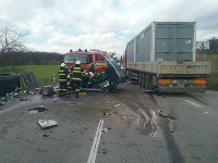 Pri nehode došlo k zrážke dvoch osobných motorových vozidiel a kamióna