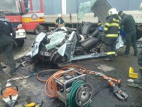 Pri nehode došlo k zrážke dvoch osobných motorových vozidiel a kamióna Pri nehode došlo k zrážke dvoch osobných motorových vozidiel a kamióna