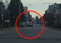 Muž urobil podozrivý manéver, a schoval sa za dopravnú značku. Muž urobil podozrivý manéver, a schoval sa za dopravnú značku.