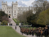 Členovia Kráľovského konského delostrelectva prichádzajú počas skúšky poslednej rozlúčky princa Philipa po chodníku Long Walk k Windsorskému zámku vo Windsore.
