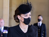 Kate Middleton na pohrebe princa Philipa ohurovala vzhľadom.