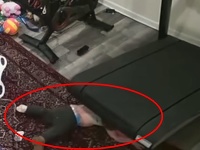 Dieťa vtiahlo pod bežiaci pás. Dieťa vtiahlo pod bežiaci pás.