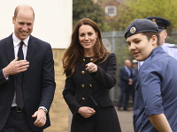 Princ William s manželkou Kate  počas návštevy leteckého výcvikového centra RAF Air Cadets v Londýne.